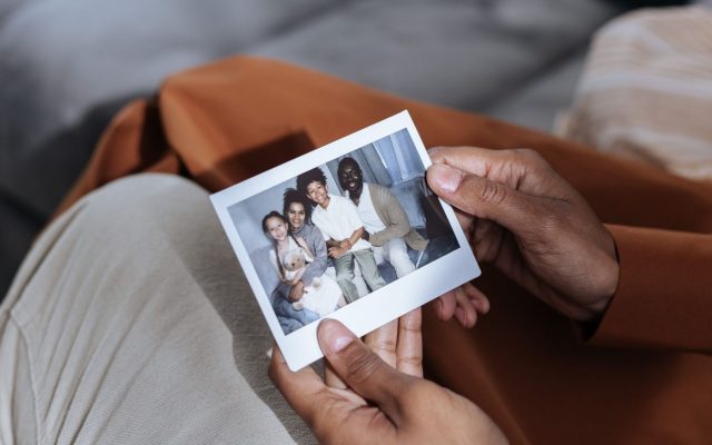 Trouver une personne par photo : guide légal et pratique