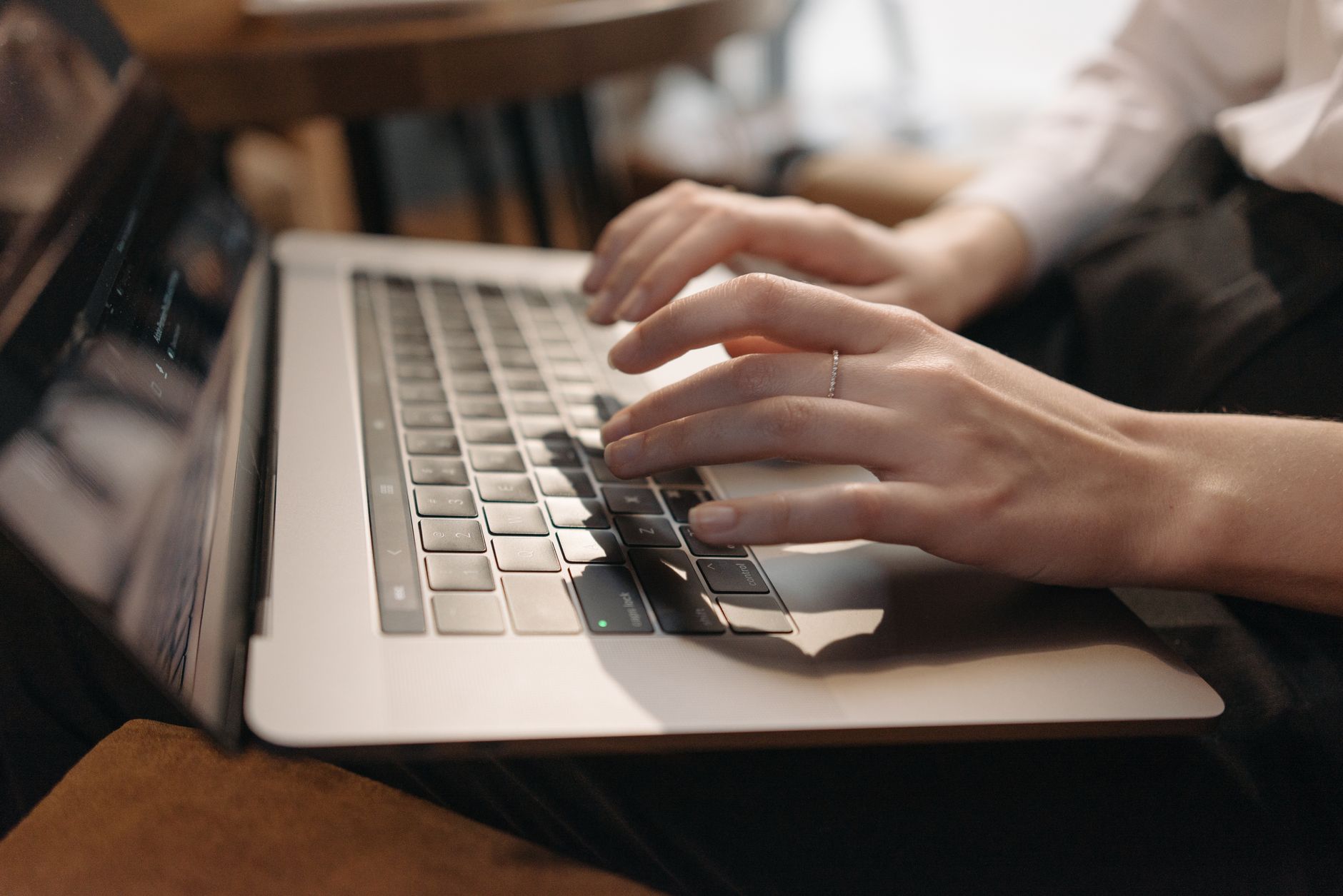 personne travaillant sur un ordinateur portable avec plusieurs onglets de navigateur ouverts, en train de consulter une page web