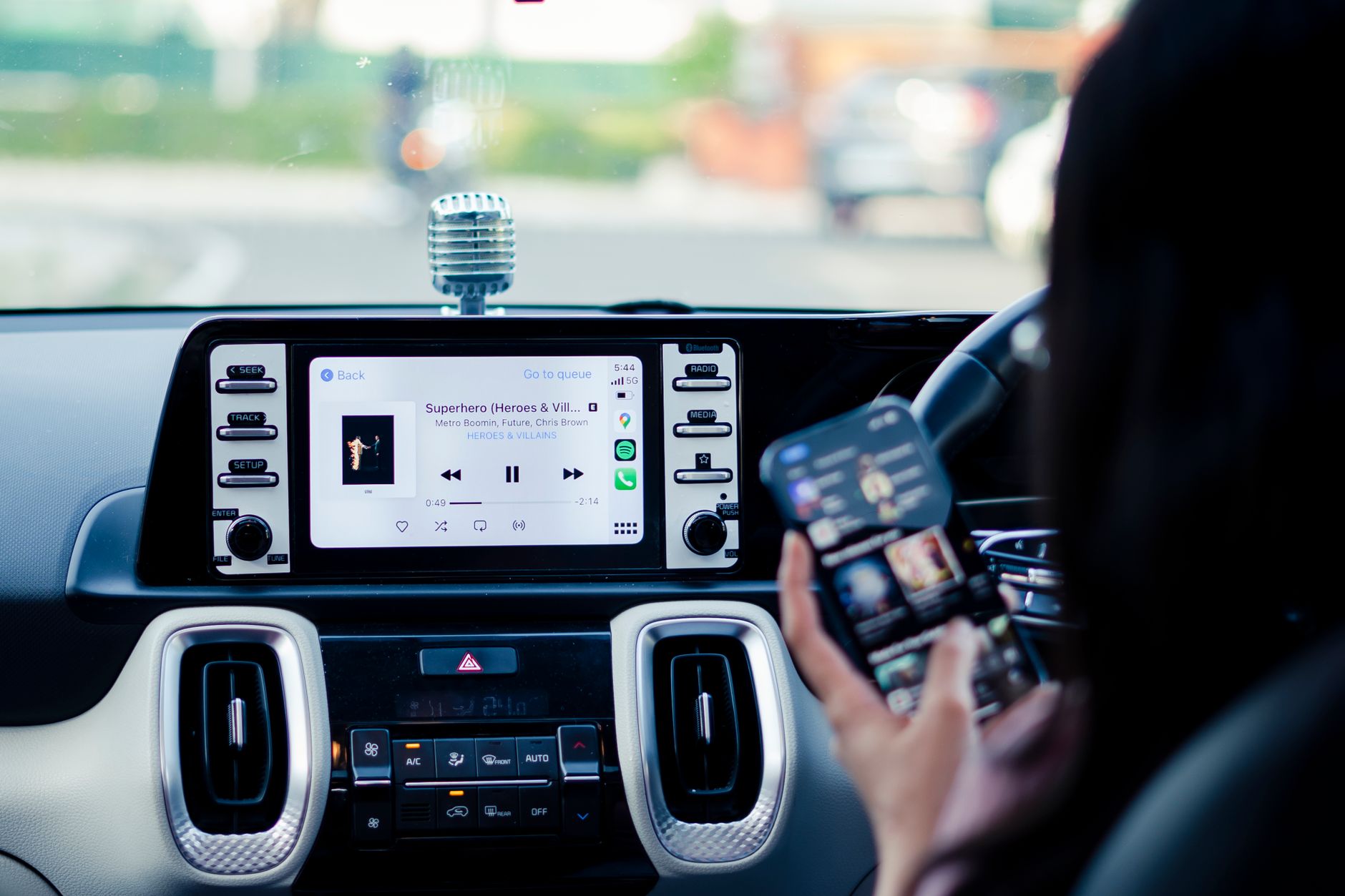 Nouvelles fonctionnalités de CarPlay : optimiser la gestion des tâches avec l'IA