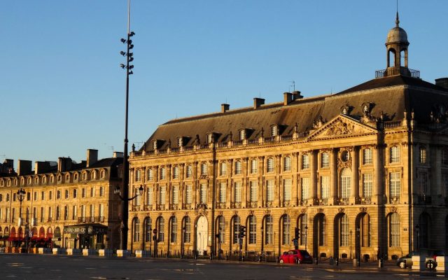 La place de la Bourse à Bordeaux au coucher du soleil