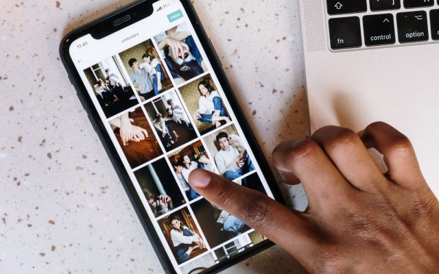Une personne fait défiler une galerie de photos sur son smartphone