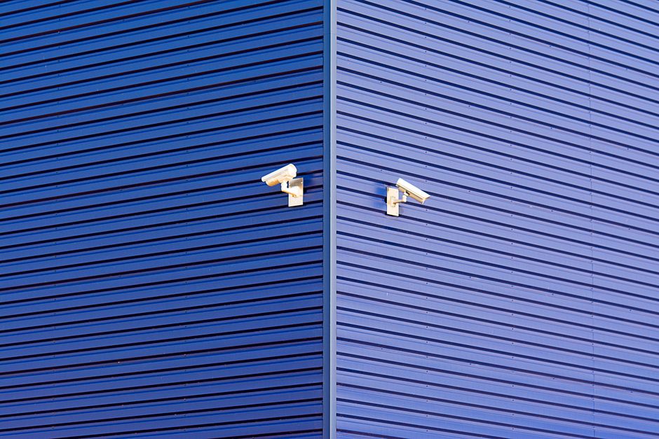 Caméras de vidéosurveillance sur une façade d entrepôt