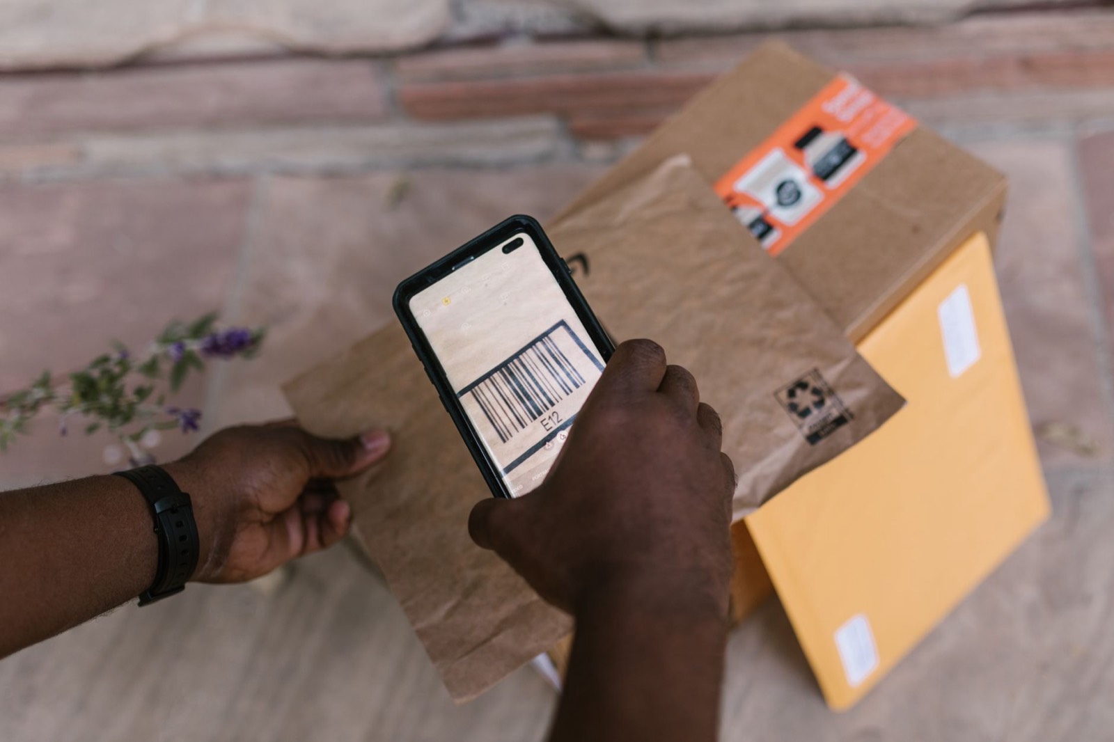 Smartphone scannant un produit sur une étagère de magasin pour la reconnaissance d'image