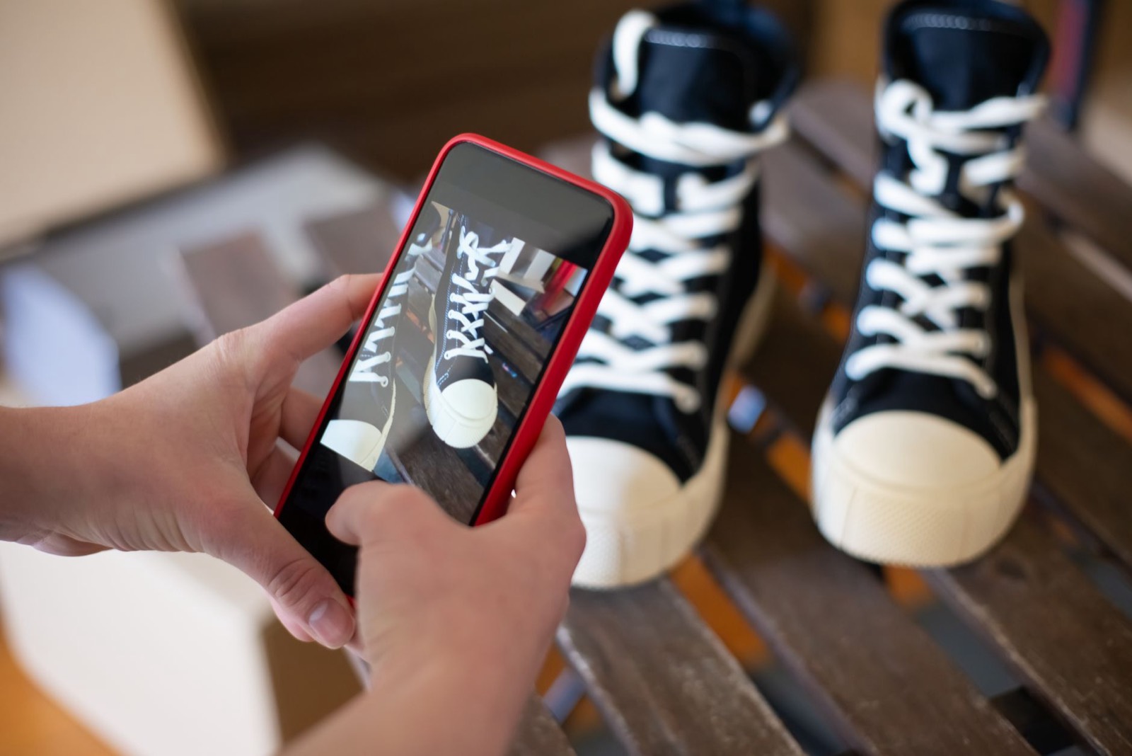 Smartphone scannant la photo d'un produit pour une recherche visuelle