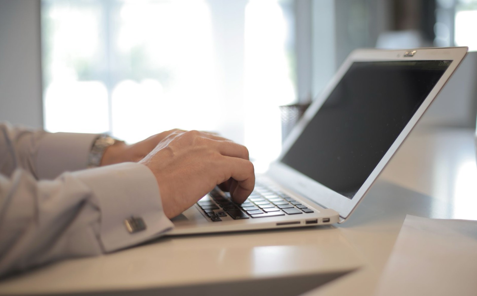 Écran de connexion avec identifiants et clavier d'ordinateur