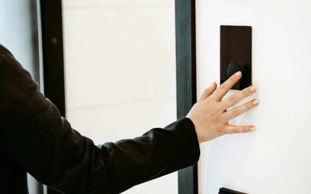 Contrôle d&rsquo;accès porte : quelle technologie choisir en entreprise