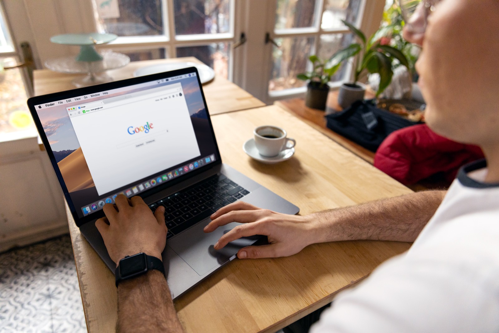 Ordinateur portable ouvert sur un navigateur affichant un document à enregistrer