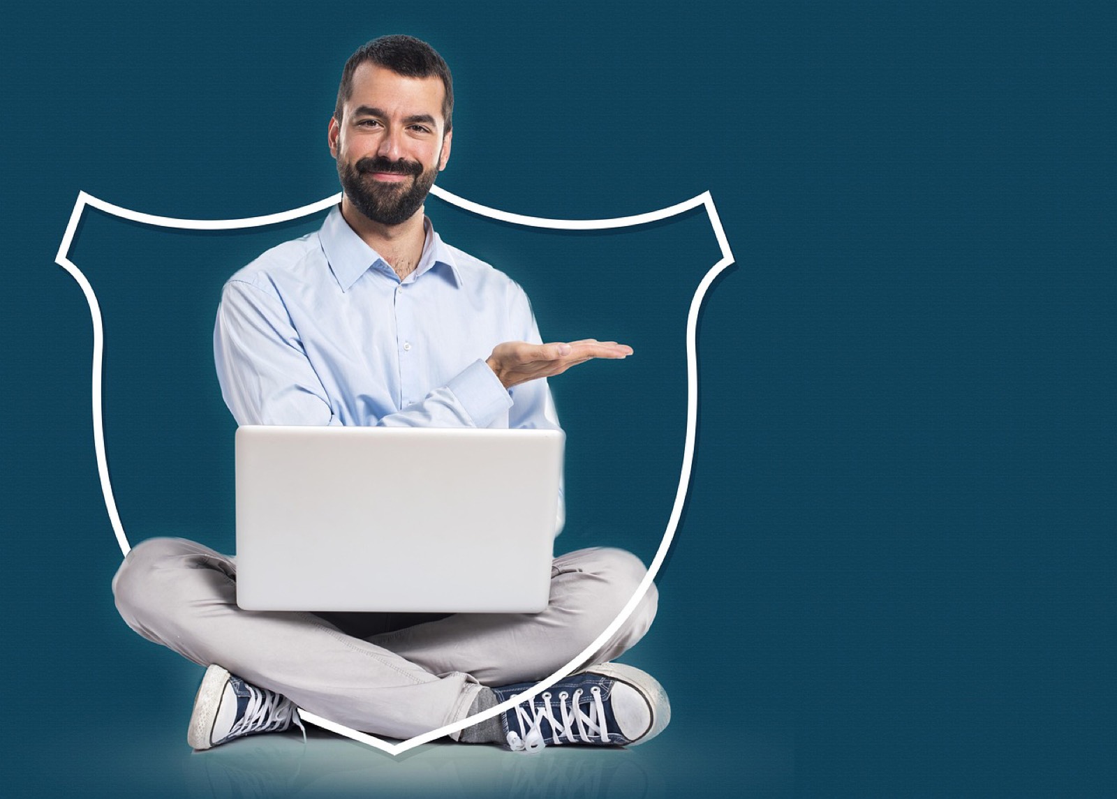 Analyste en sécurité travaillant sur un ordinateur portable dans une salle serveurs