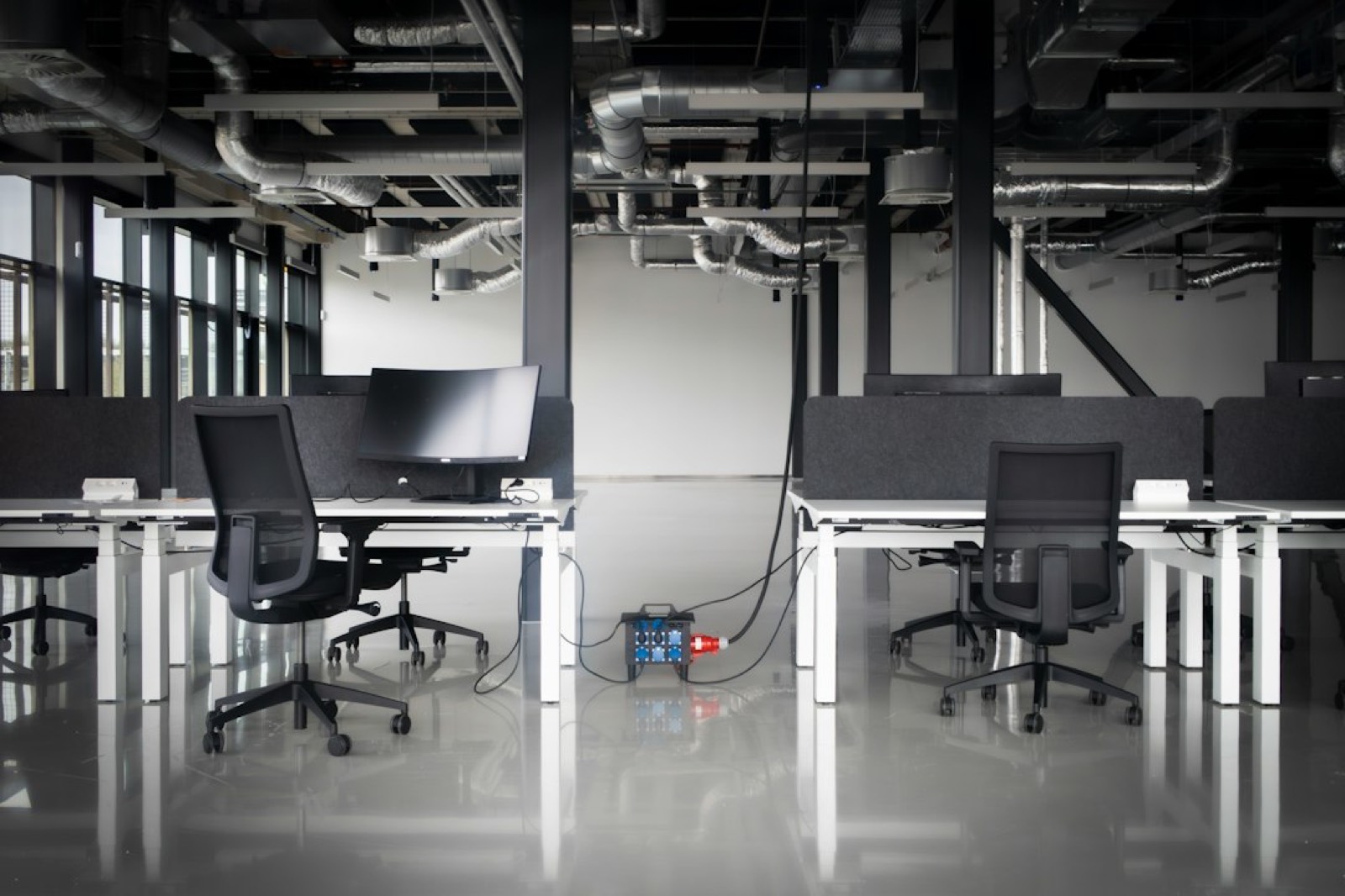 Caméra de vidéosurveillance fixée au plafond d'un bureau