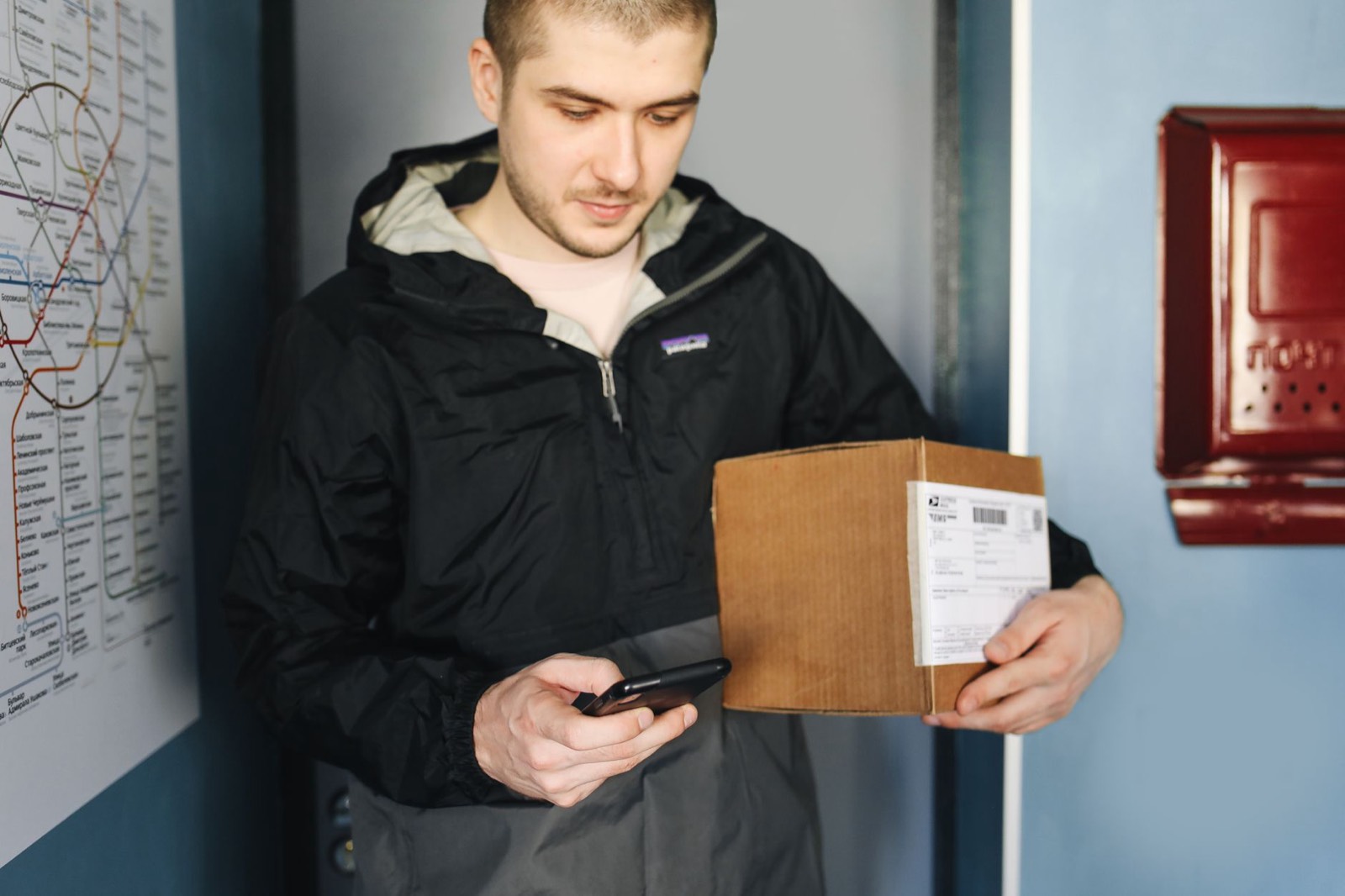Personne photographiant une étiquette de produit avec son téléphone pour une reconnaissance d'image
