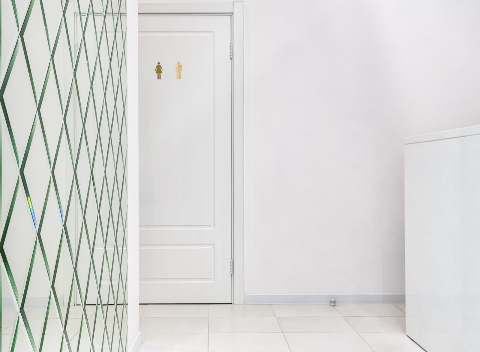 Caméra de surveillance dans un couloir d'entreprise près des vestiaires