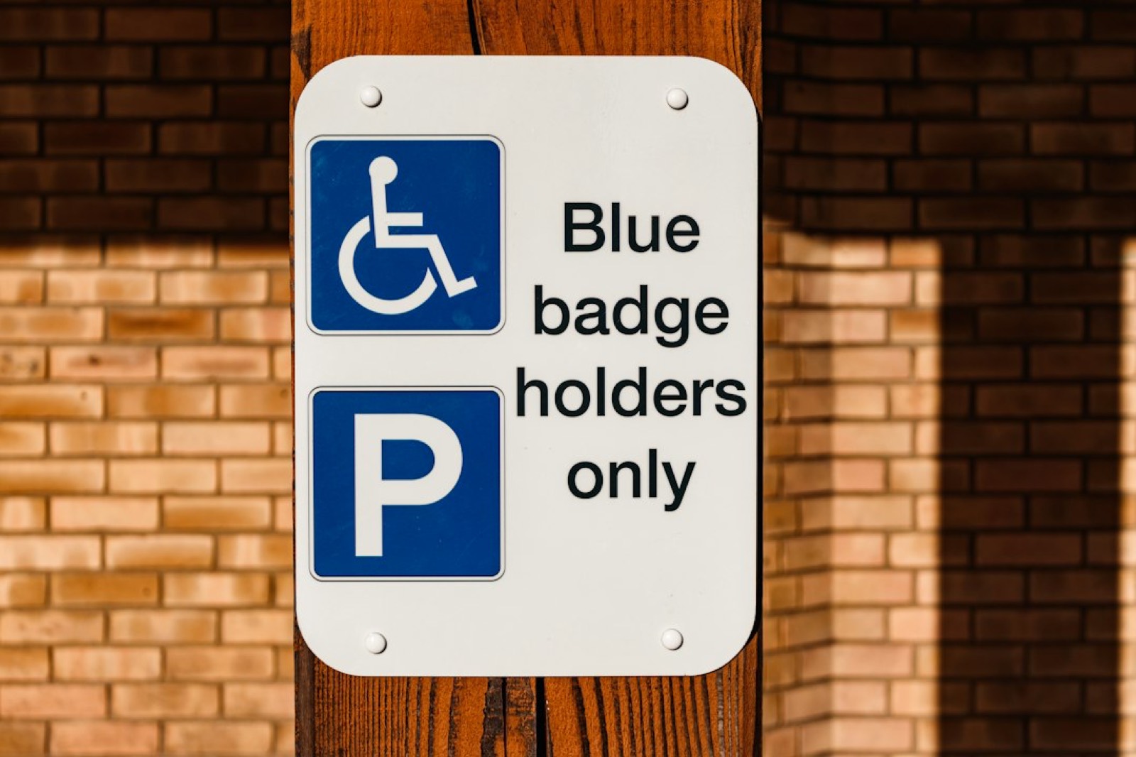 Badge d'accès et tourniquet pour contrôler l'entrée d'un espace réservé aux salariés