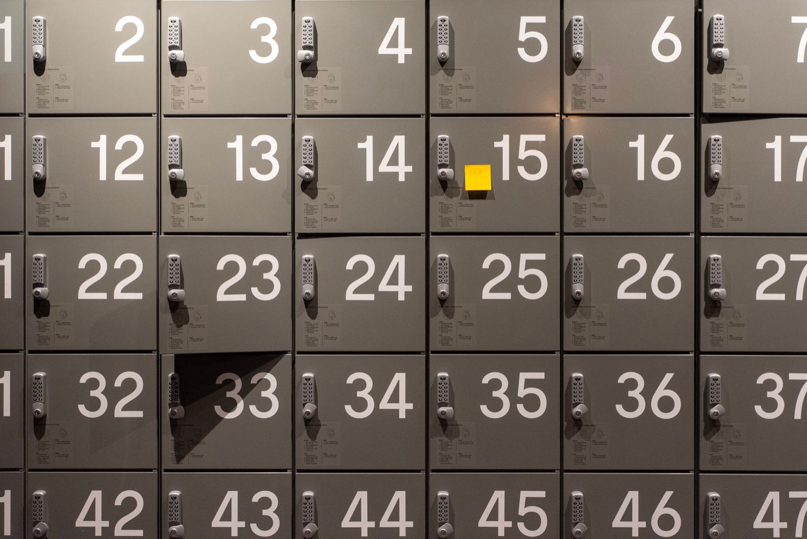 Panneau de contrôle d'accès à l'entrée d'un vestiaire d'entreprise