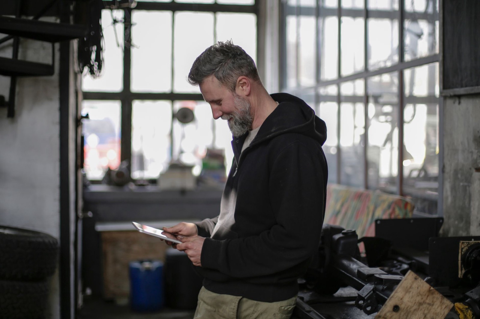 Technicien consultant un nuage de points sur tablette
