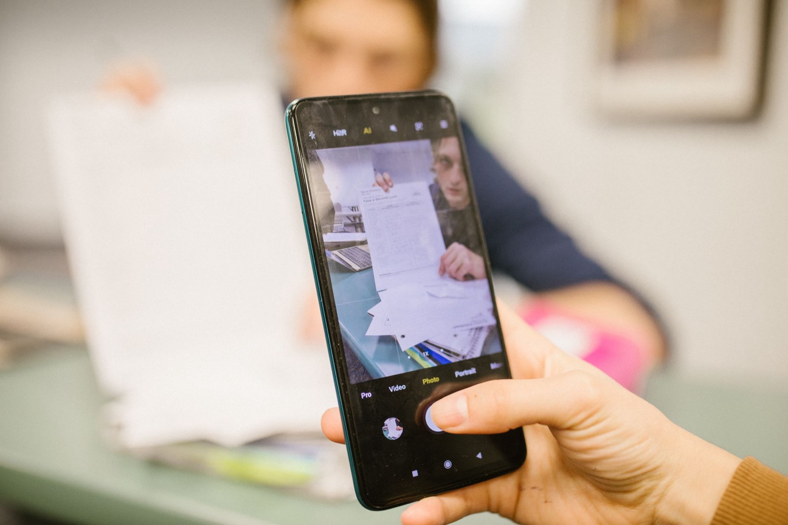 Smartphone scannant un document texte pour en extraire les informations