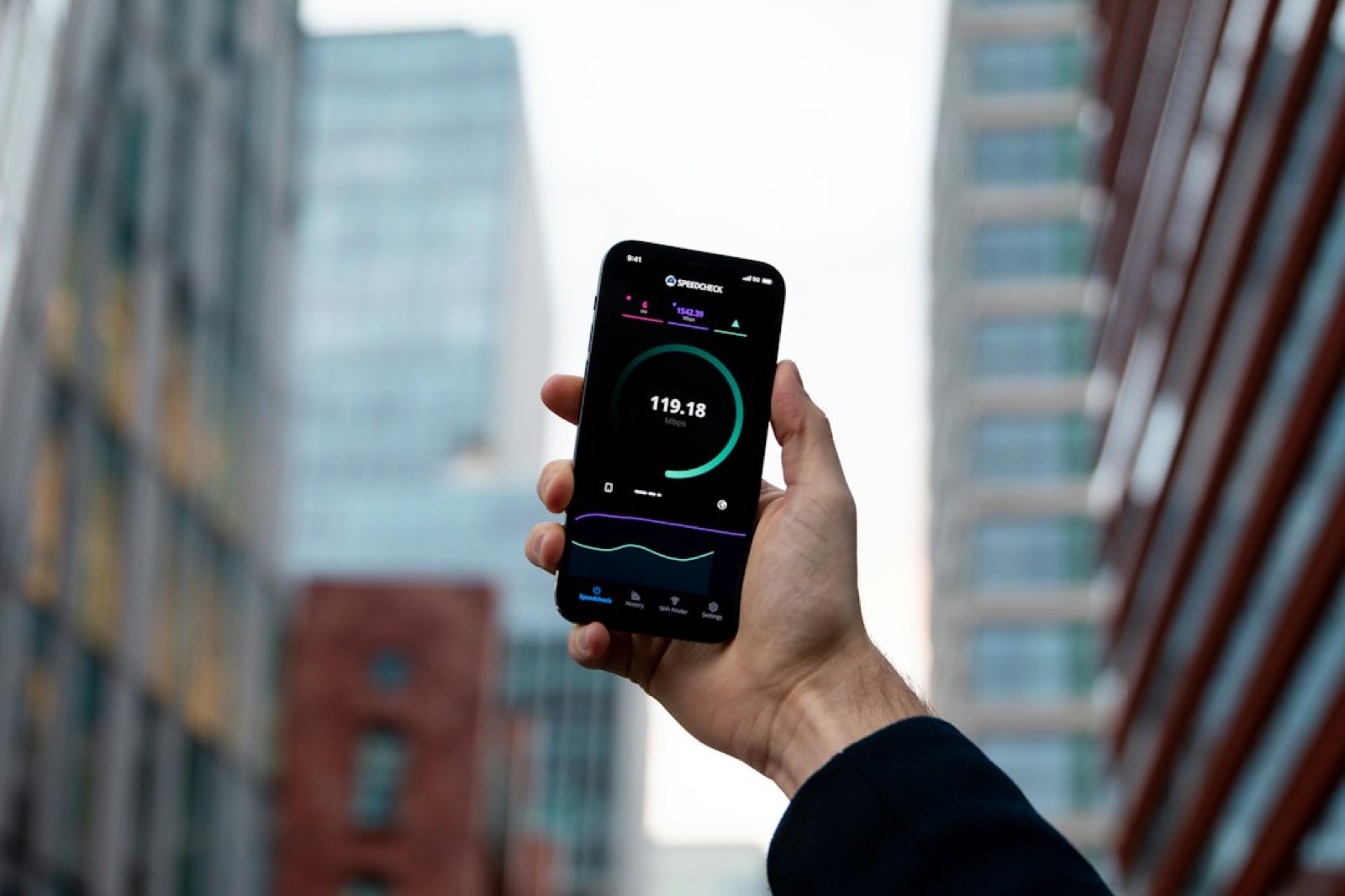 Main tenant un smartphone ouvert sur une application de suivi sportif